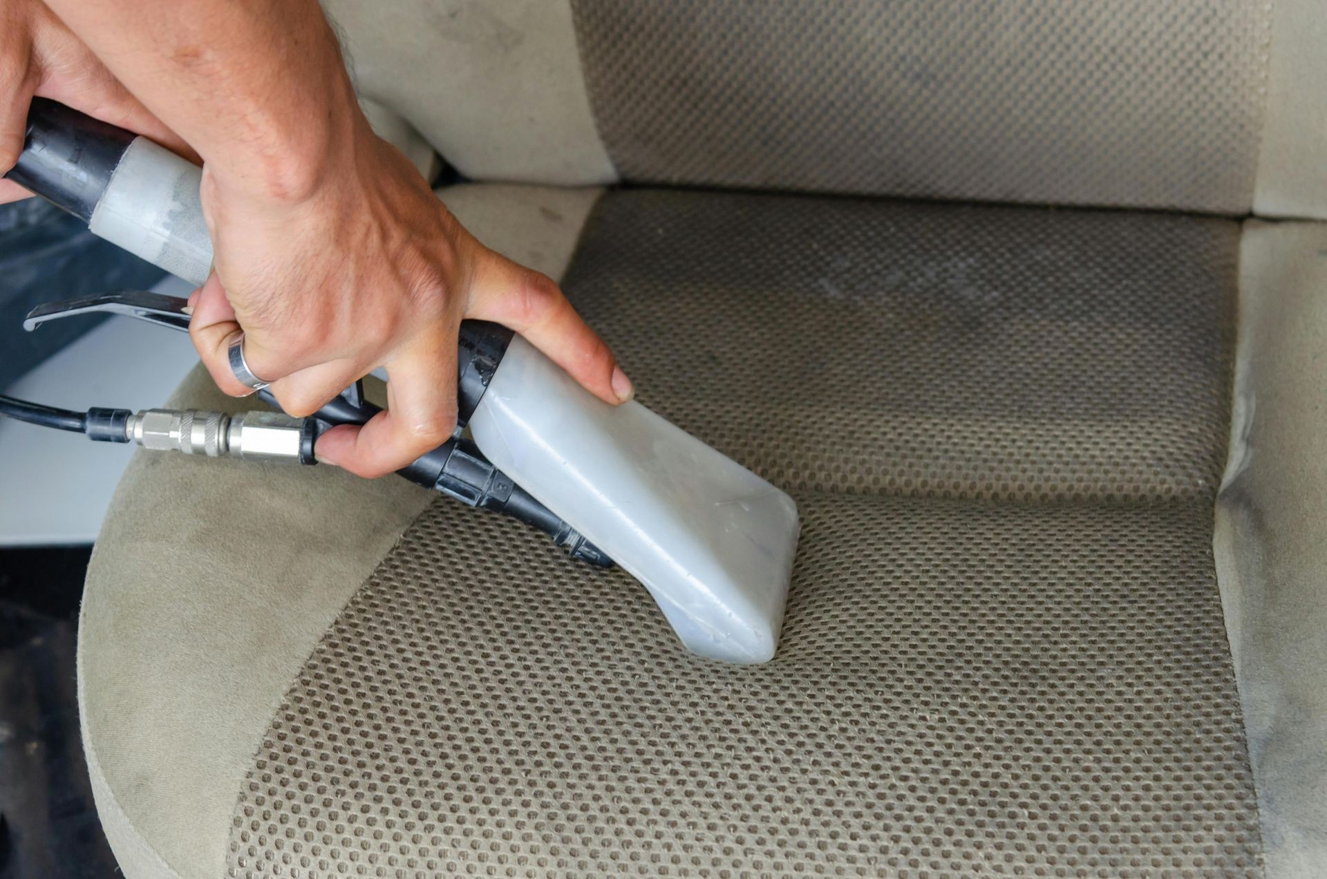Nettoyage de siège auto avec suppression des tâches et odeurs