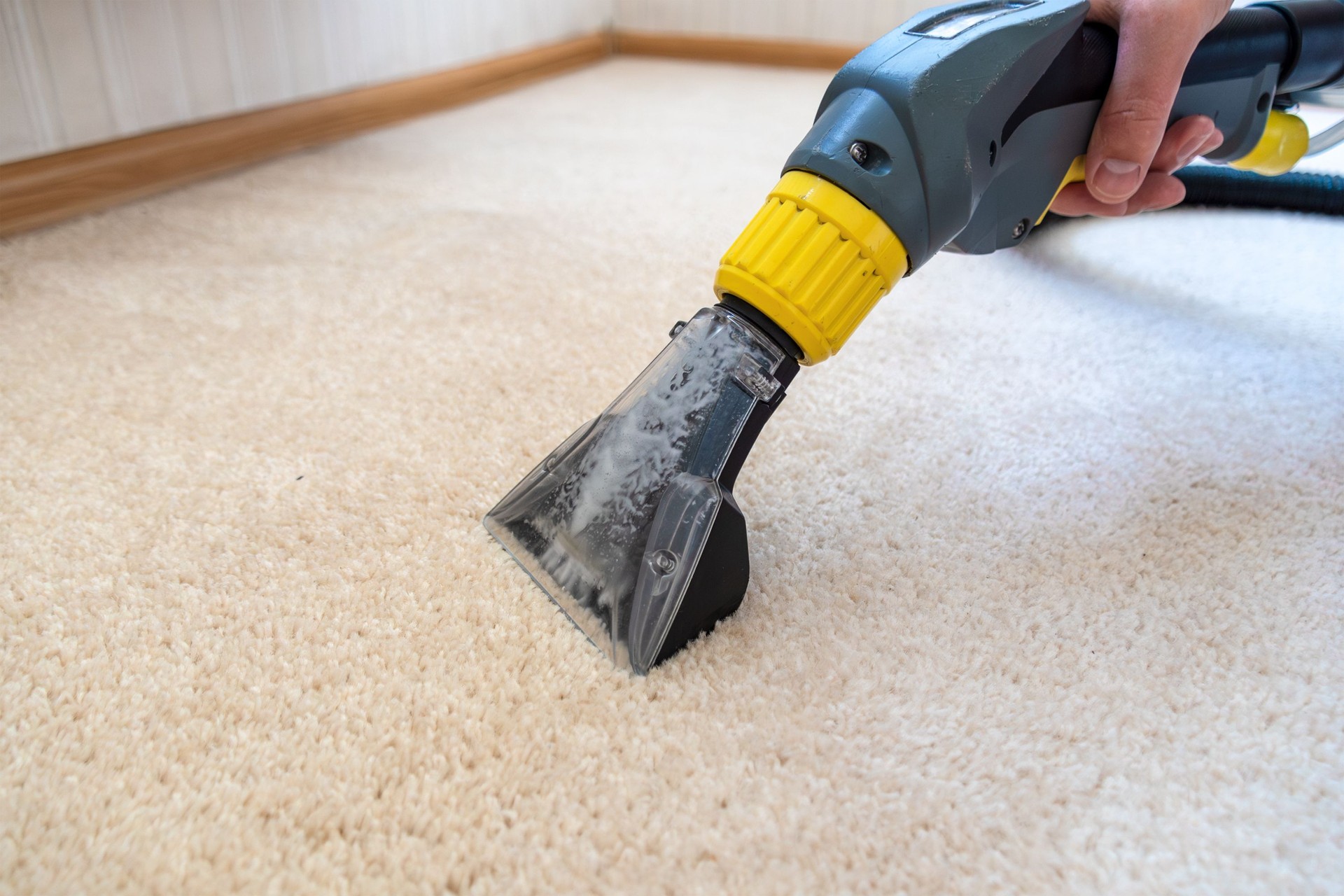 Nettoyage tapis clair à domicile en Essonne – Injection/extraction professionnelle pour éliminer taches et saletés par Captain Cleaner