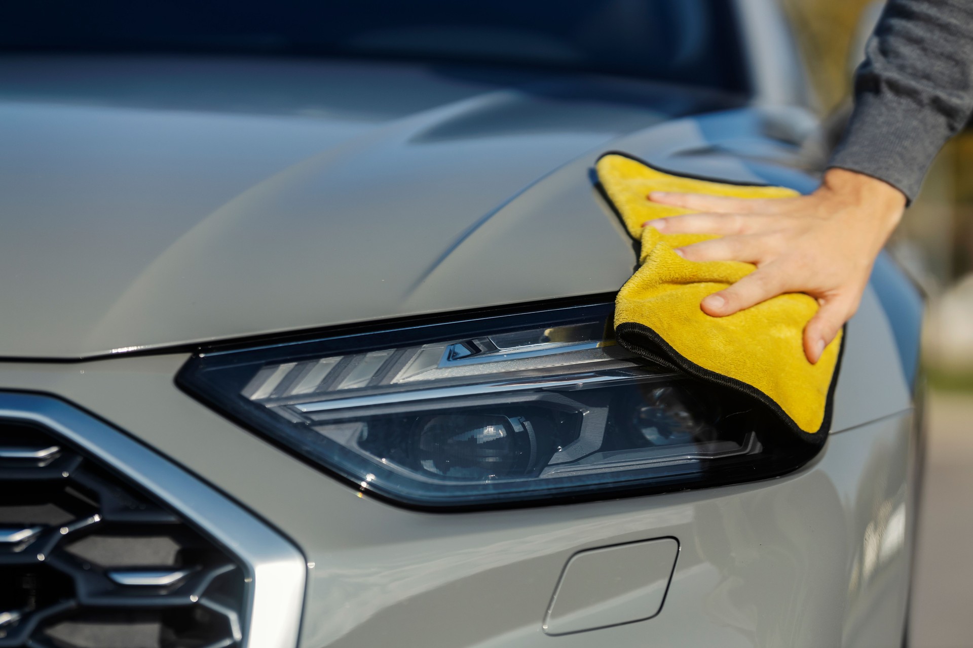 Nettoyage extérieur voiture à domicile en Essonne – Finition manuelle phares et carrosserie par Captain Cleaner