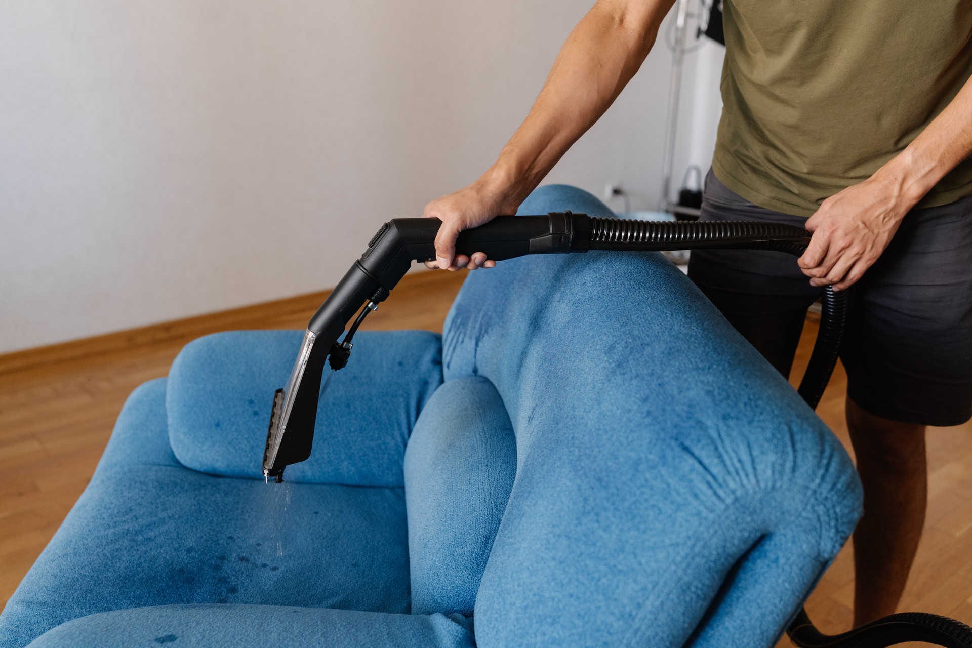 Nettoyage fauteuil en tissu bleu à domicile en Essonne – Injection/extraction contre taches et saletés par Captain Cleaner