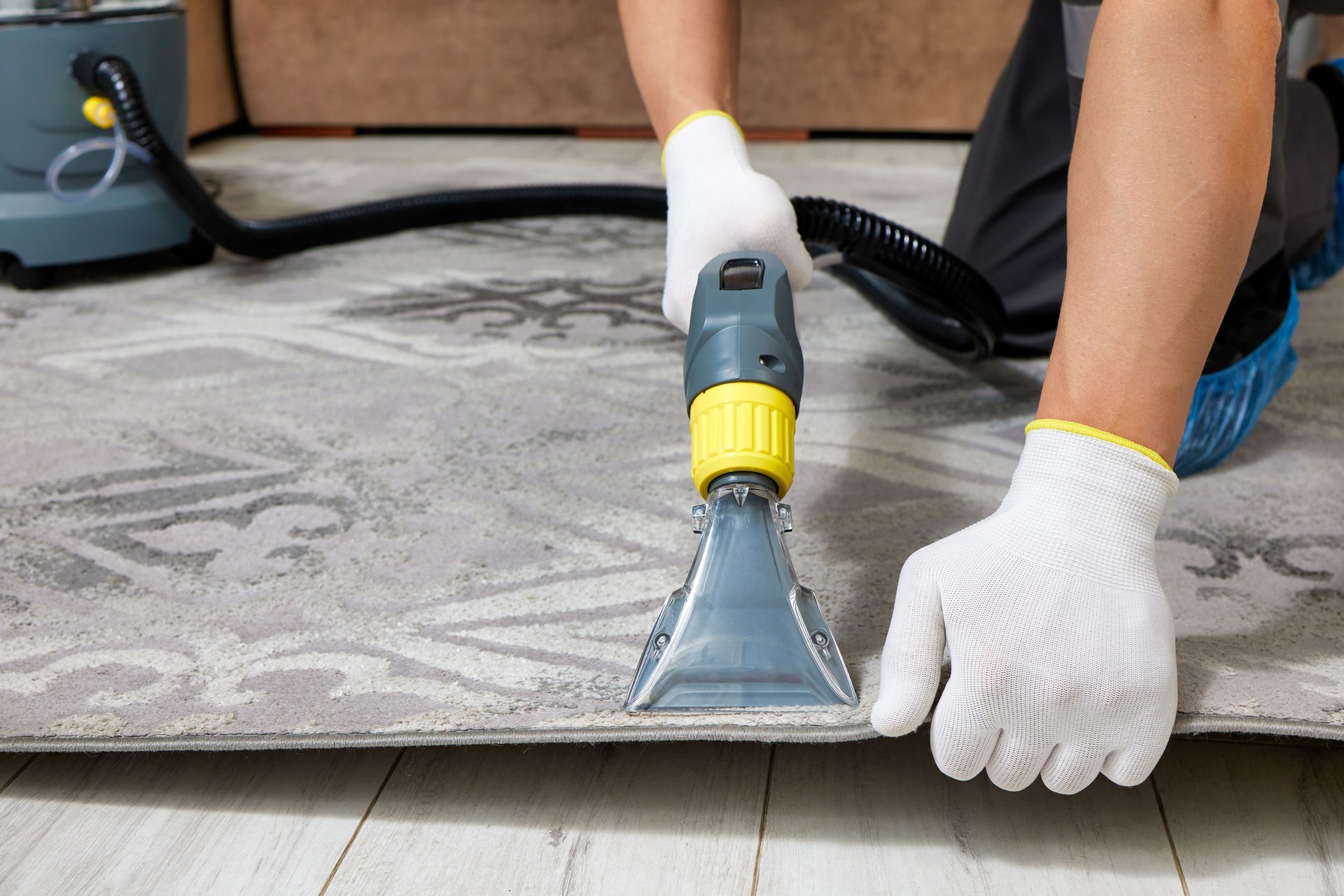 Nettoyage tapis à motifs gris à domicile en Essonne – Injection/extraction professionnelle contre taches et poussières par Captain Cleaner