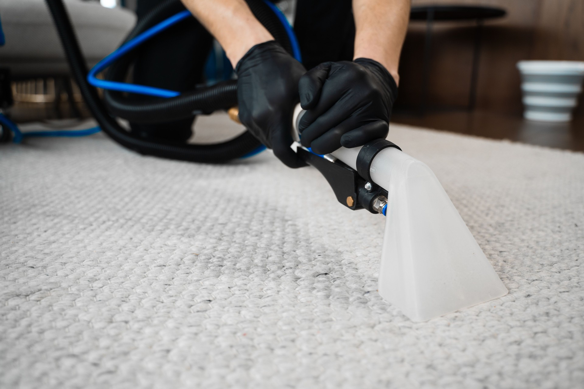 Nettoyage tapis en tissu clair à domicile en Essonne – Injection/extraction professionnelle pour éliminer taches et acariens par Captain Cleaner