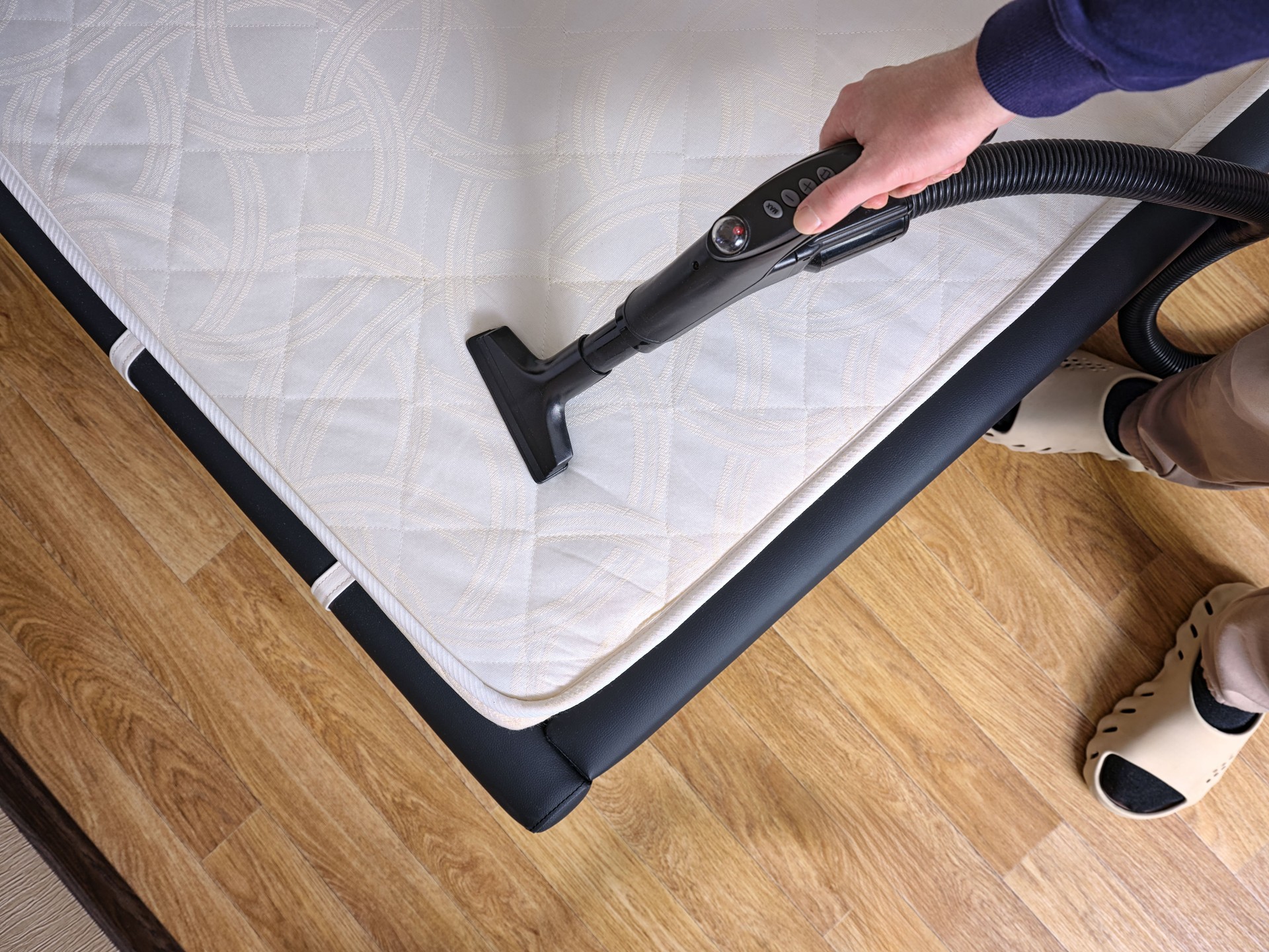 Nettoyage matelas blanc à domicile en Essonne – Aspiration et désinfection contre acariens et bactéries par Captain Cleaner